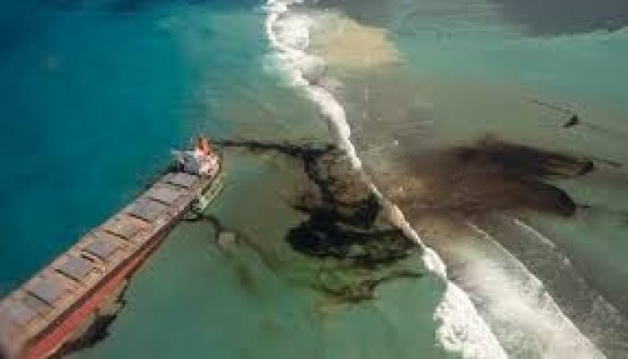 kiu-international-desk-salvage-crews-pump-oil-from-mv-wakashio-in-desperate-attempt-to-save-mauritius’-ecosystem